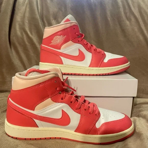 Women’s NIKE Air Jordan 1 Mid - Picture 7 of 13